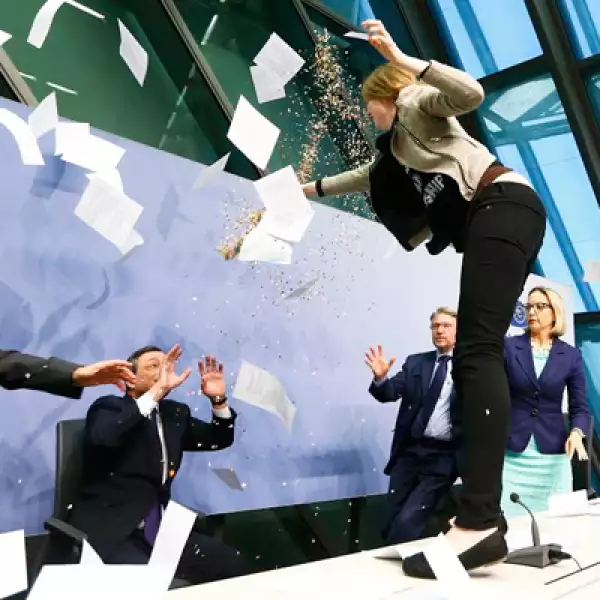 La joven lanzó papeles sobre Draghi y pidió el fin de lo que llamó la dictadura del Banco Central Europeo