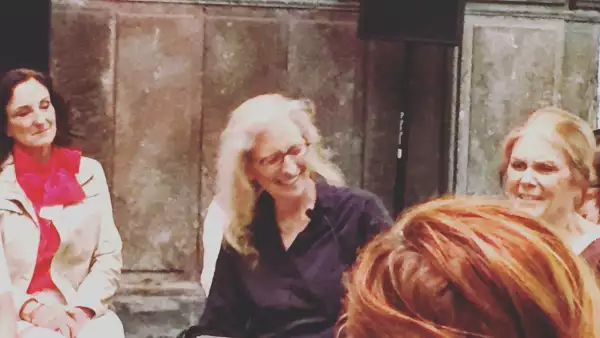 La reconocida fotógrafa se reunió con activistas como Gloria Steinmen y representantes de ONG en México para hablar sobre la violencia de género. 