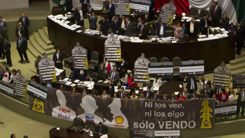 Los legisladores del PRD colocaron una tribuna con la frase ‘Ni los veo ni los oigo’, atribuida al expresidente Carlos Salinas, y las siluetas en alusión a empresas extranjeras de energía.