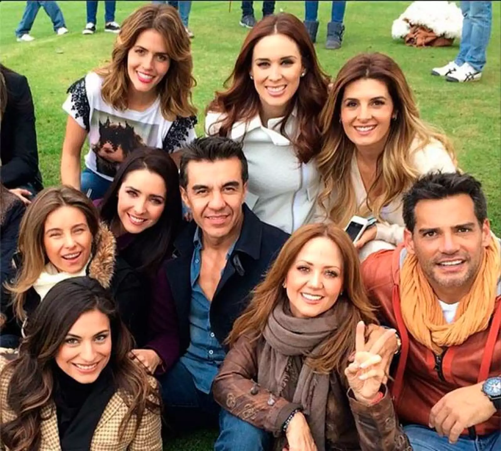 Los actores, comediantes y conductores de la empresa mostraron gran unidad durante la celebración.