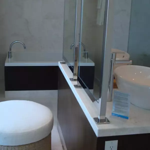 Todos los productos de limpieza y del baño son amigables al medio ambiente y en cada habitación hay dos botes de basura, uno para reciclaje. Este baño es de una junior suite.