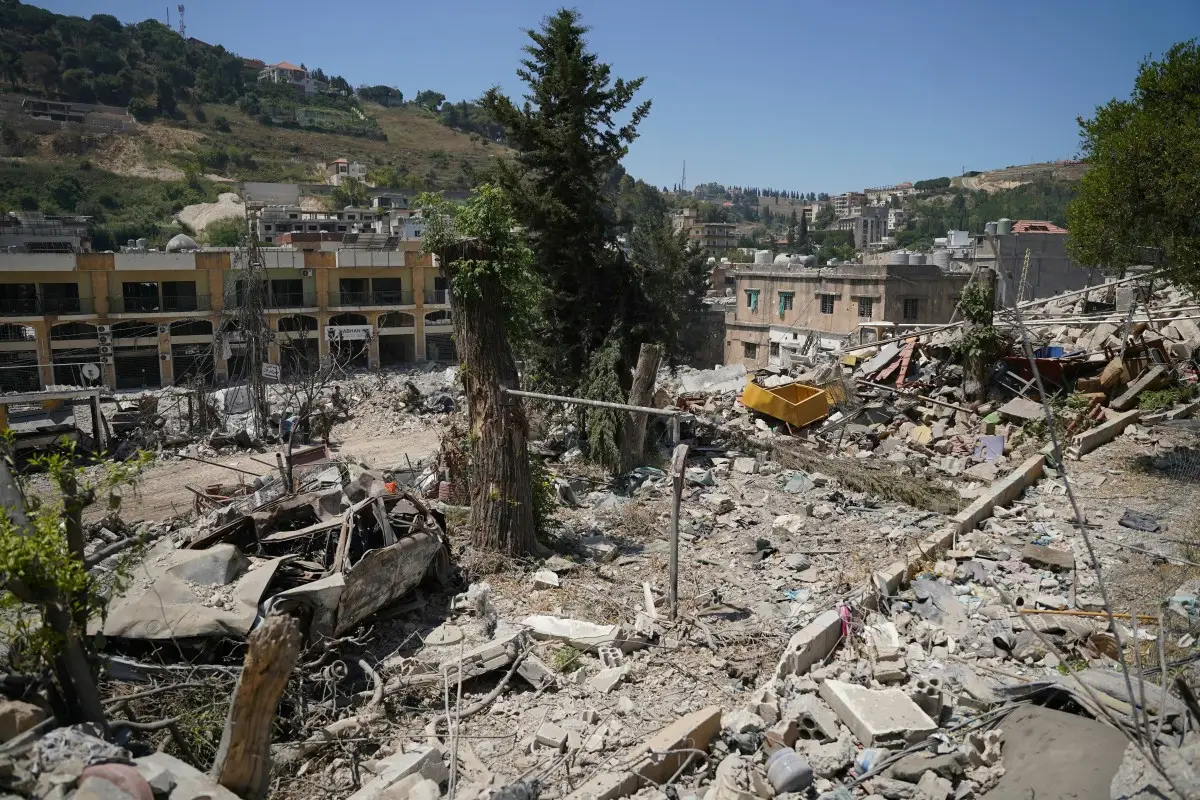 Un vehículo destruido se encuentra entre los escombros del principal mercado destruido por el ejército israelí en la ciudad sureña de Nabatieh el 21 de junio de 2026.