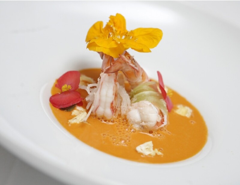 Sopa fría de guajillo con coco y camarón pintado de rosa.
