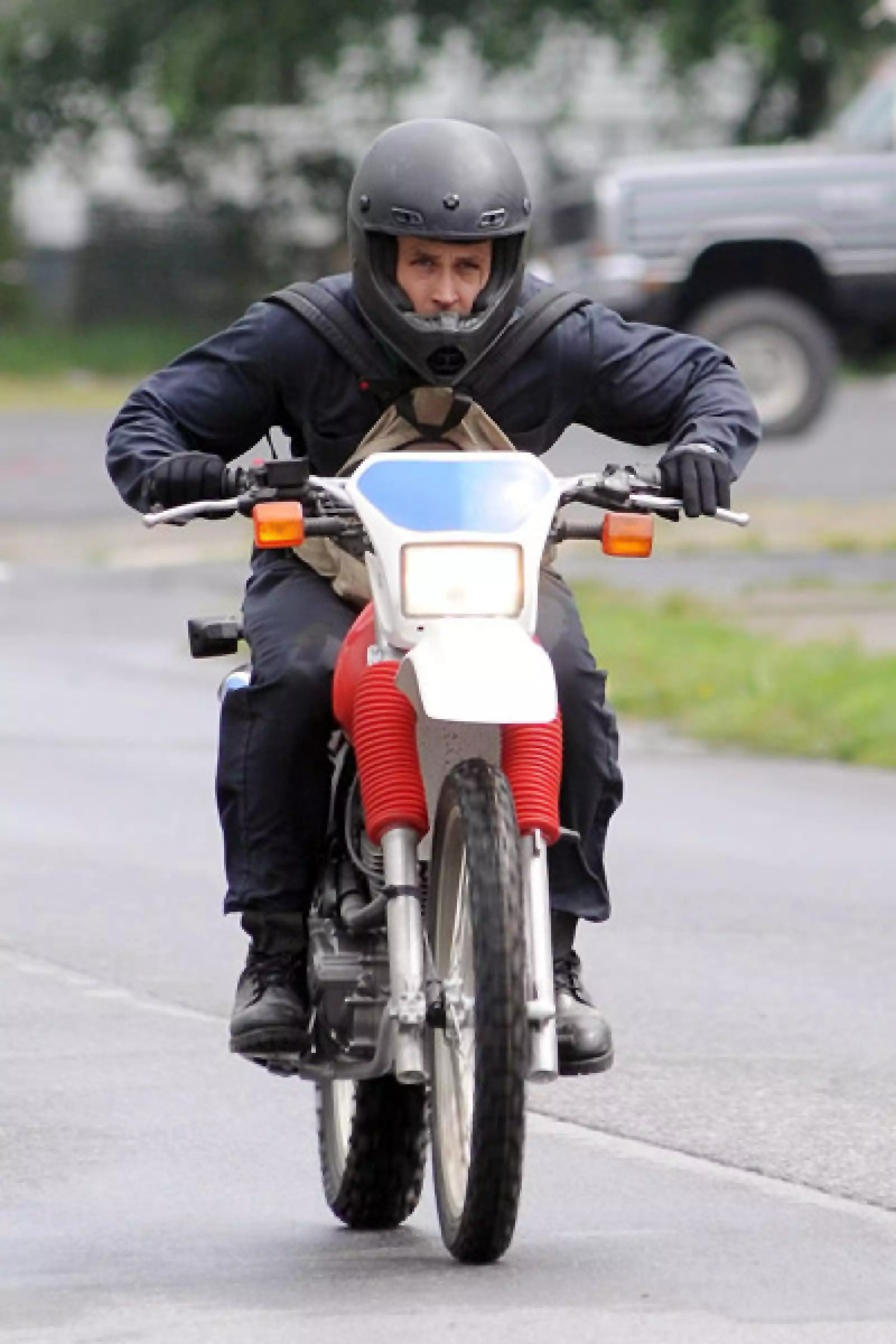 Este actor tuvo que aprender a andar en moto para su papel en la película ` The Place Behind the Pines´. Ryan Gosling quiso hacer todas las escenas.