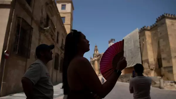 Una mujer se enfría con un ventilador durante una ola de calor en Córdoba el 3 de agosto de 2025. La segunda ola de calor del año comienza en la Península Ibérica.