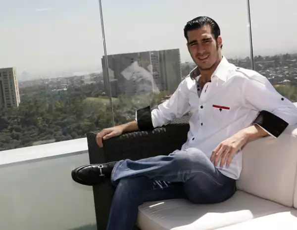Miguel Torruco esperando a recibir su sesión de spa.