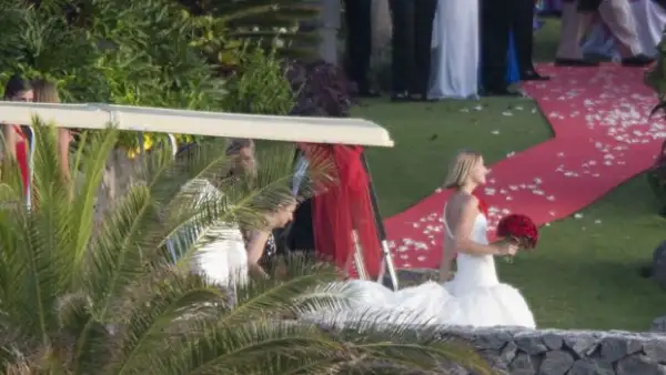 El enlace tuvo lugar en Tenerife el pasado fin de semana frente a sus más cercanos amigos entre los que se encontraban Genoveva Casanova, David Bisbal y Elena Tablada entre otros.