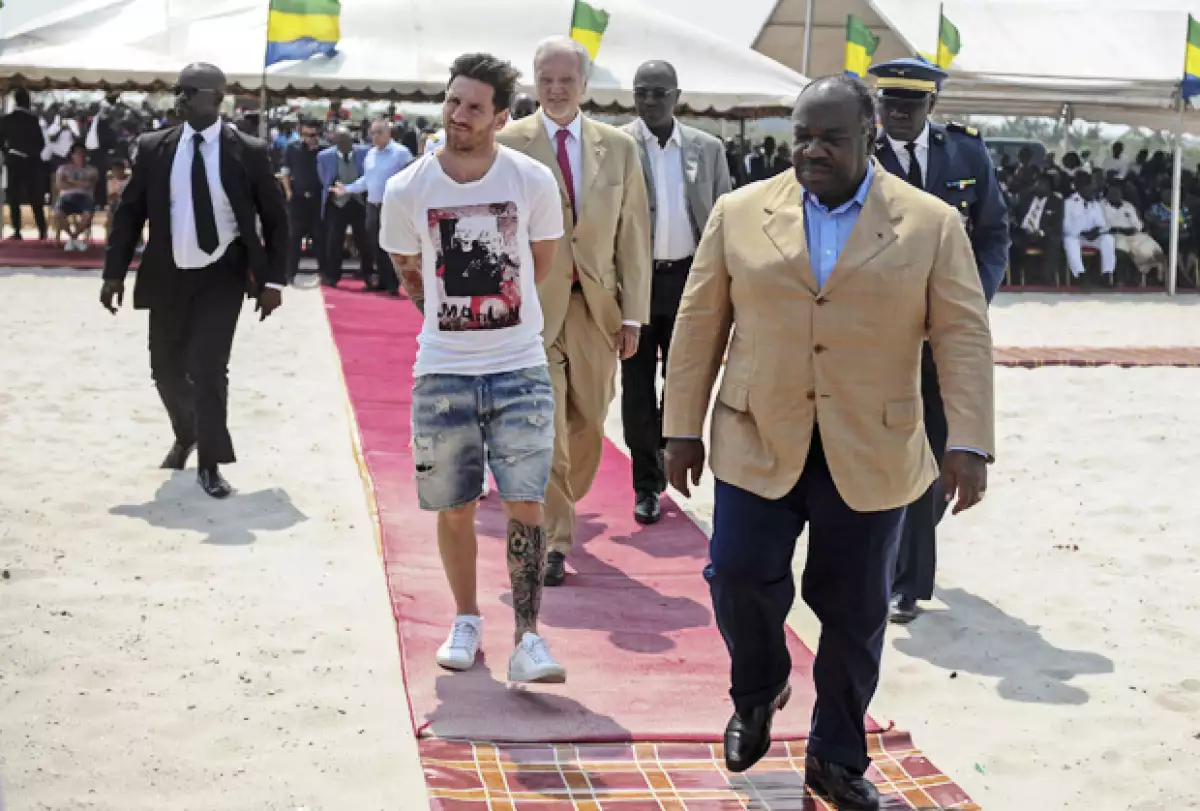 Políticos de Gabón, nación en la costa occidental de África, criticaron al argentino por considerar su forma de vestir como irrespetuosa. ¿Pero qué fue lo que usó?