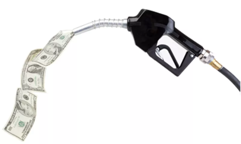 Buscando reducir o eliminar el subsidio, en 2013 hay altas posibilidades de que aumente el litro de gasolina. (Foto: Getty Images)