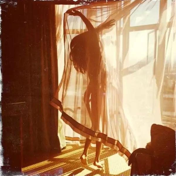 En la imagen puede apreciarse que la cantante sólo lleva una prenda de ropa interior.