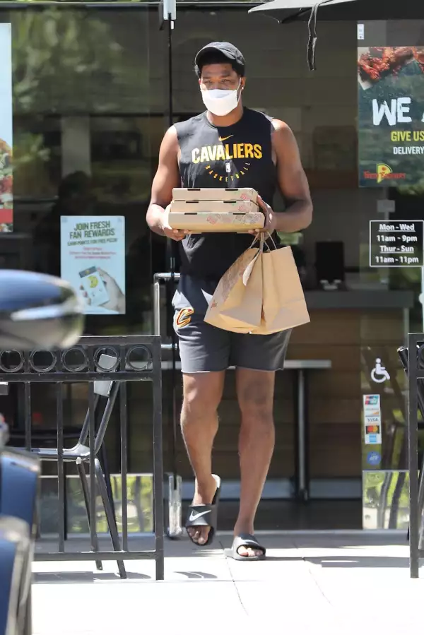 tristan-thompson-pizza.jpg