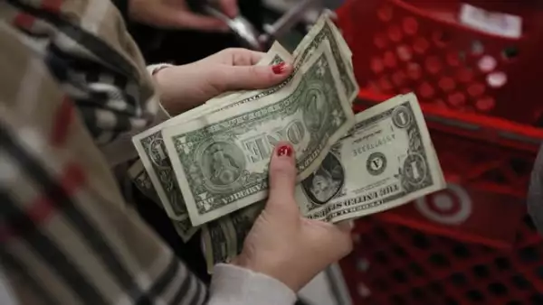 Se espera que los consumidores gasten casi 500,000 mdd durante la temporada de compras navideña, 3% más que el año pasado.