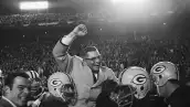 Foto de Vince Lombardi levantado en hombros por los jugadores de los Packers tras vencer a los Cowboys de Dallas.