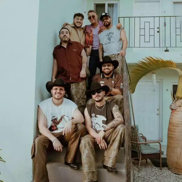 Alejandro Sanz y Grupo Frontera en el set de "Hoy no me siento bien"