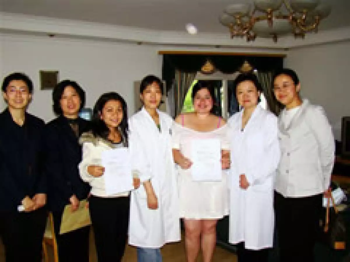 La doctora Nancy (i) entrega a Minneth (chamarra blanca), y a Berenice (vestido blanco) su roomate, la constancia de que están sanas al término de la cuarentena. Como muestra de buena voluntad, el personal médico se quitó los trajes especiales. (Foto: Cor