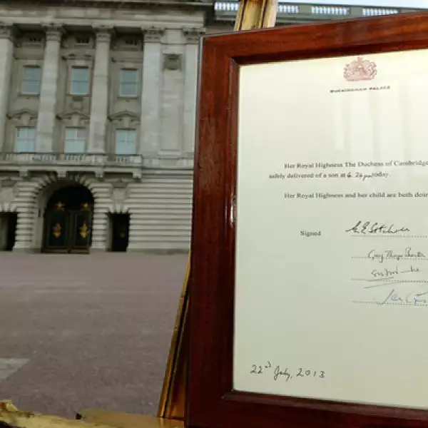 El anuncio oficial del nacimiento del bebé se colocó a las afueras del Palacio de Buckingham.
