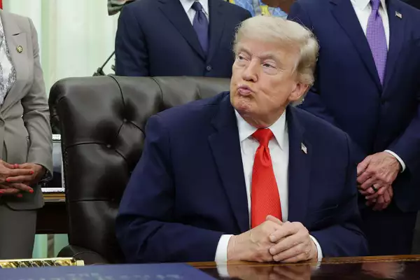 El presidente de los Estados Unidos, Donald Trump, observa durante una ceremonia de firma de proclamación en la Oficina Oval de la Casa Blanca el 11 de junio de 2026 en Washington, DC.
