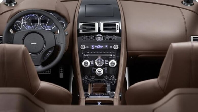 En el volante vienen incluídas tres bocinas cuenta con un sonido Bang & Olufsen con tres bocinas de la marca Bang & Olufsen.