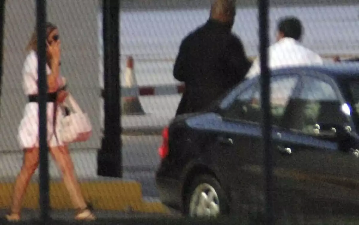 Ambos han estado juntos paseando por Granada, en donde no desaprovecharon y visitaron la Alhambra. El cantante y la modelo viajaron en el avión privado del él para continuar sus vacaciones.