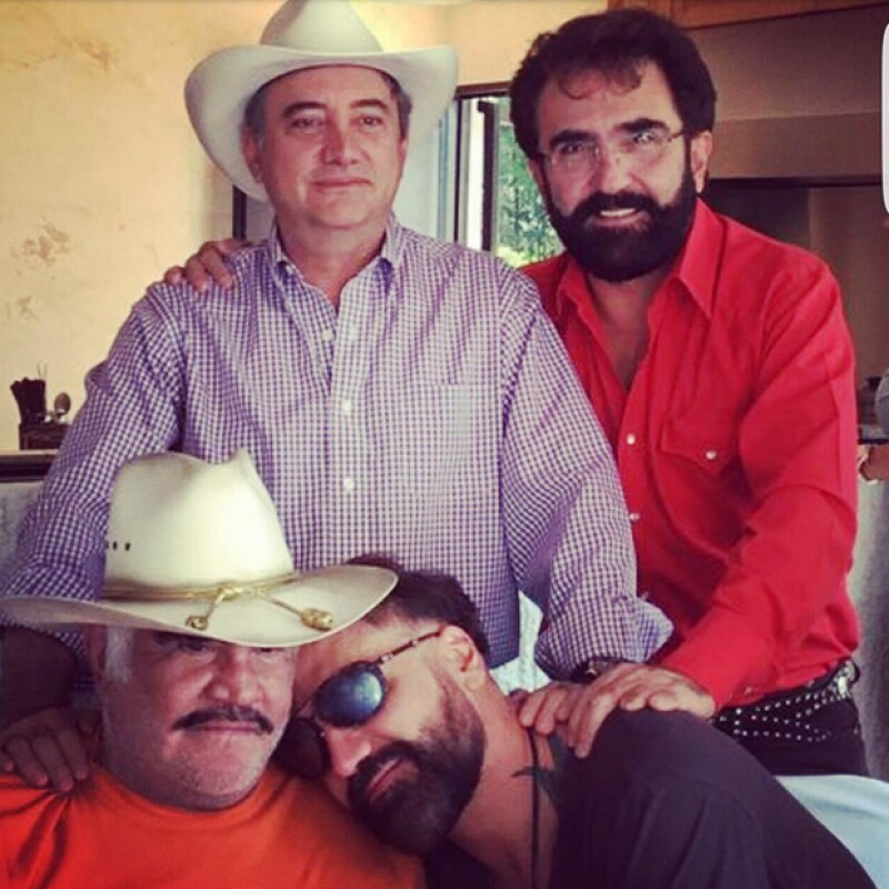 Vicente Fernández con sus hijos: Vicente, Gerardo y Alejandro.
