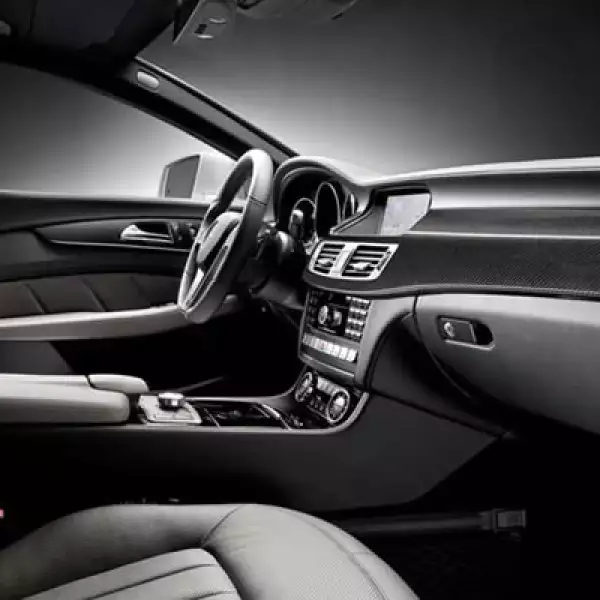 El interior también es completamente nuevo y ahora goza de un diseño más deportivo del que encontrábamos antes, con insertos de aluminio y tonos monocromáticos.