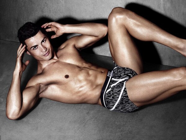 Piernas y abdomen de envidia... cada parte del cuerpo de Cristiano es perfecta.