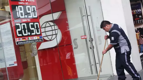 Peso termina la jornada casi sin cambios