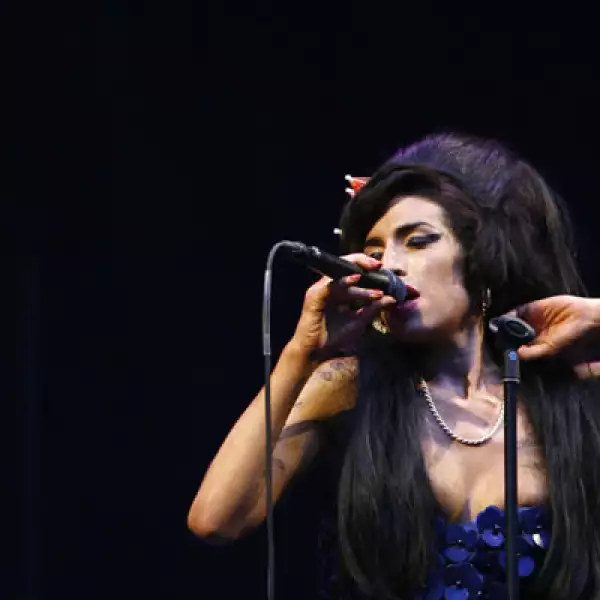 La cantante británica Amy Winehouse, una de las voces más talentosas de su generación y cuya canción "Rehab" resumía sus problemas con las adicciones, murió este sábado en Londres a los 27 años de edad.