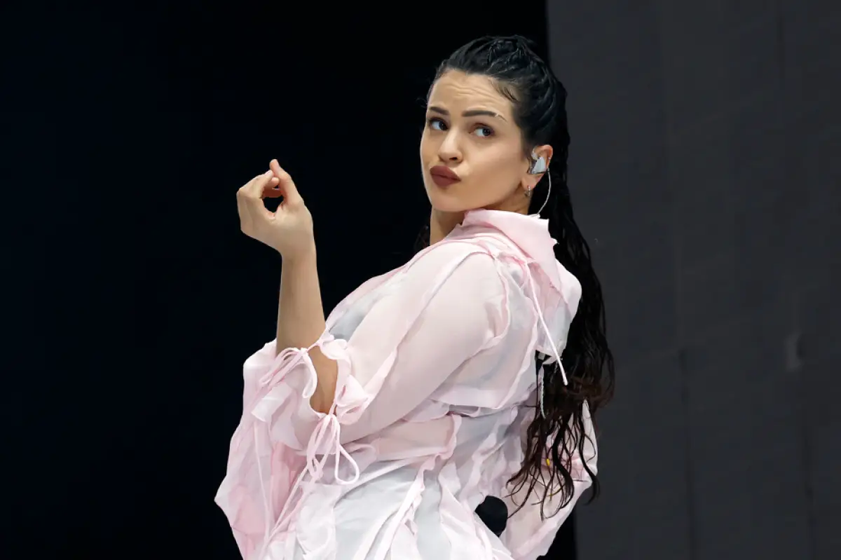 Rosalía Vila Tobella, nombre real de la cantante, compositora y productora, publicó su primer álbum en 2017 titulado “Los Ángeles”, que le valió una nominación a mejor artista nueva en los Latin Grammy de ese año.