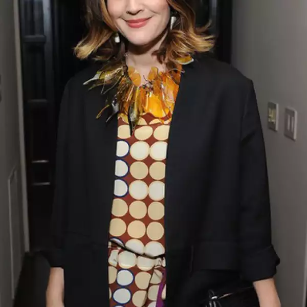 Drew Barrymore está comprometida con Will Kopelman desde diciembre de 2011 pero de igual manera fue capatada sosteniendo un sonógrama en las calles de Beverly Hills.