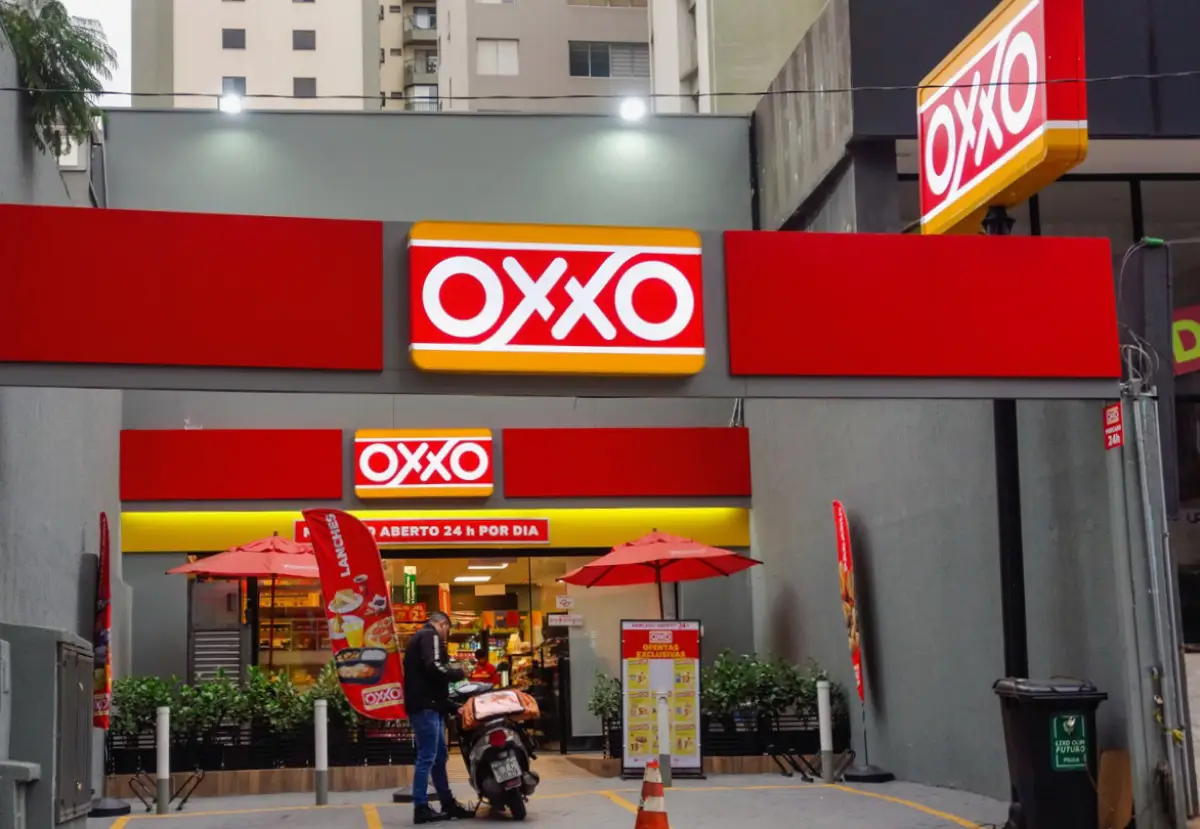 (Fachada de una sucursal de Oxxo)