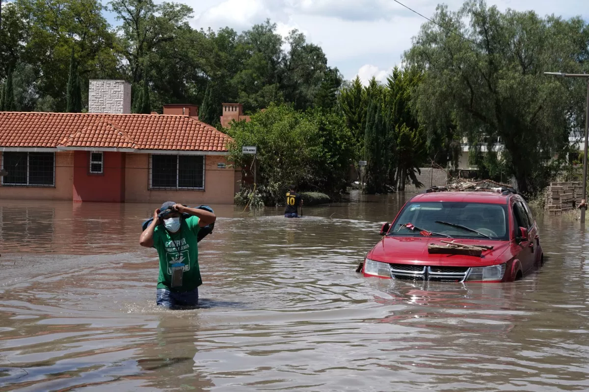 Vecinos de las colonias del centro de Tula continúan sacando sus cosas de sus viviendas inundadas tras el desbordamiento del Río Tula, luego de las intensas lluvias del lunes pasado.