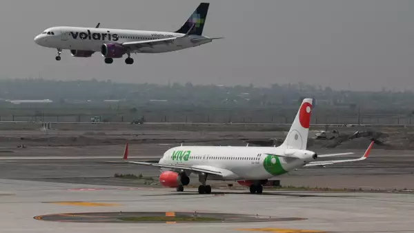 (Aviones aterrizando en el AIFA)