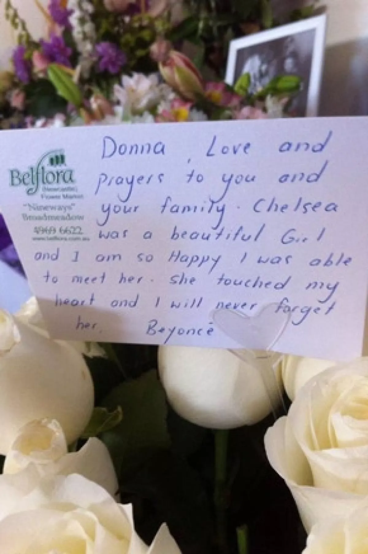 La cantante le mandó un ramo de flores a la familia de Chelsea.