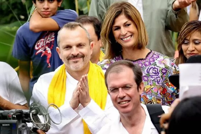 El cantante español fue recibido con aplausos y gritos de alegría durante la inauguración del Centro de Integración Social, más de uno le pidió autógrafo y a él se le veía muy contento.