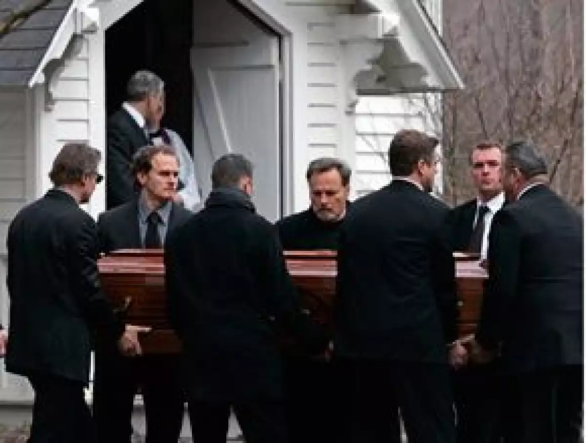 La ceremonia se llevó a cabo en la iglesia episcopal de San Pedro, cerca de la vivienda donde Neeson y Richardson se casaron en 1994.