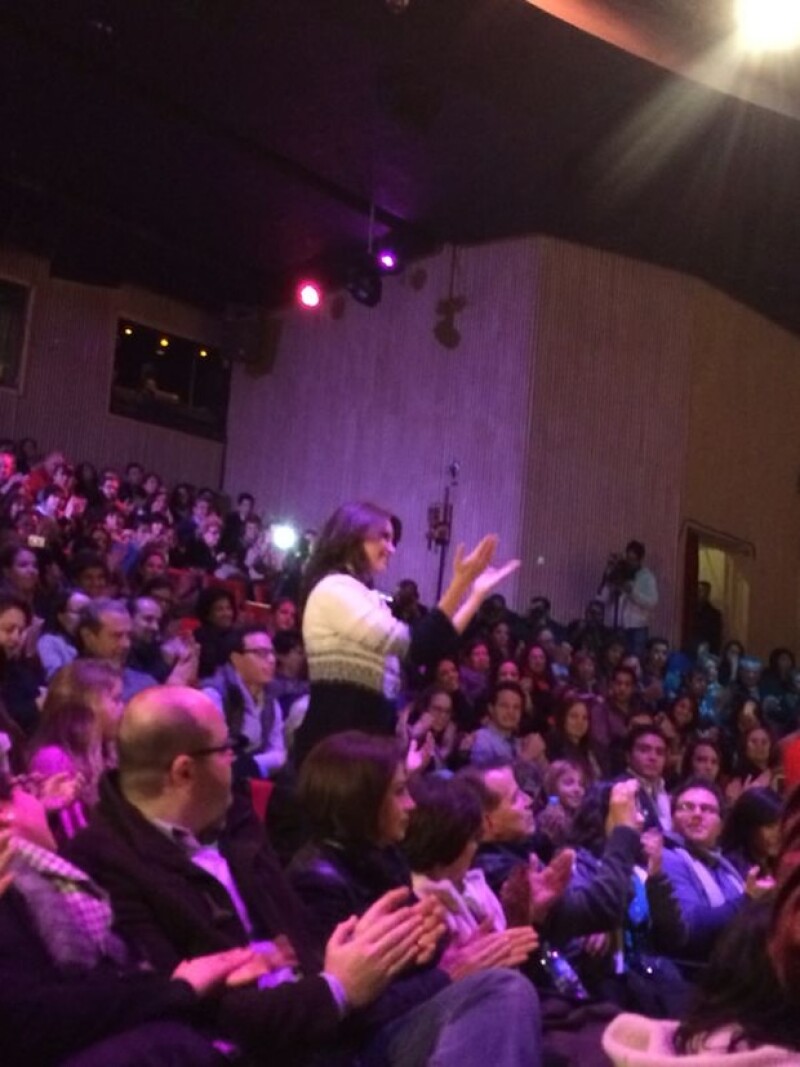 Angélica Rivera se puso de pie cuando Jacobo Zabludowsky la presentó ante el público asistente.