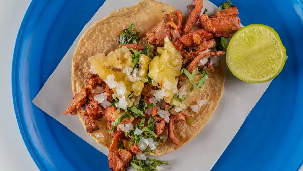 (Taco al pastor y un limón)
