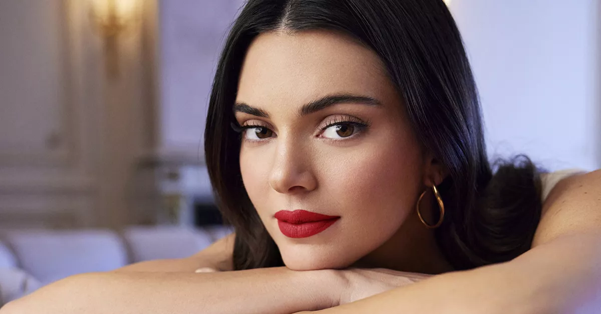 Kendall Jenner posa con el labial rojo de L’Oréal 
