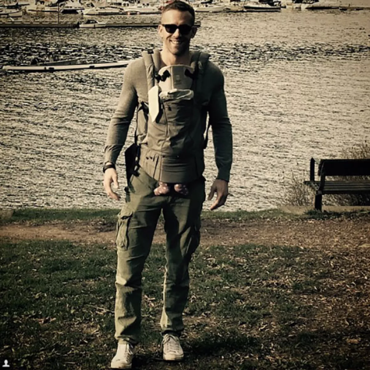 Todo en camuflaje y cargando a la pequeña James, así es como aparece Ryan Reynolds en una foto compartida por Blake Lively.