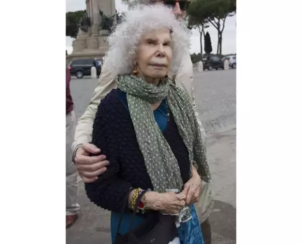 La duquesa de alba, quien recientemente volvió a casarse no ha hablado al respecto de la situación legal de su hijo.