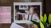 Foto de una foto de Anthony Bourdain pegada en uno de los restaurantes que dirigió luego de que se supo sobre su muerte en 2018.