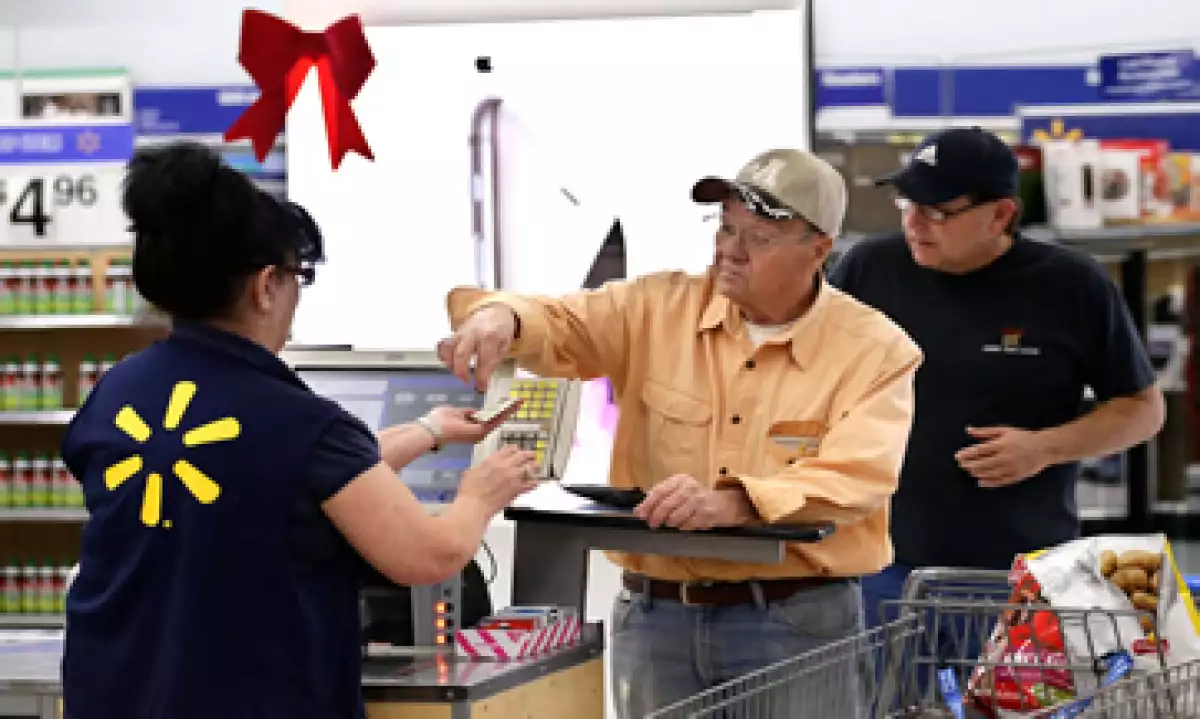 Si compras con tarjeta de débito, el tipo de cambio que se te aplica es el de ese día y aparecerá en tu estado de cuenta en pesos. (Foto: Reuters )