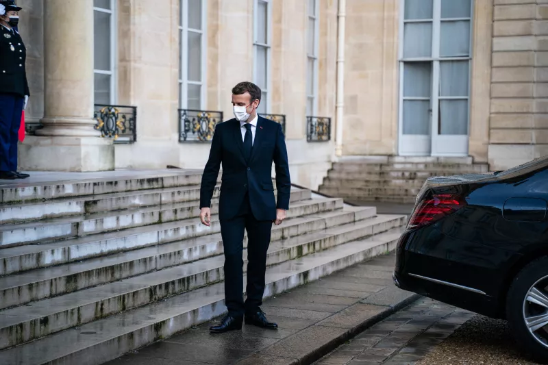 El presidente de Francia, Emmanuel Macron, afuera del palacio del Eliseo a las afueras de París para recibir a miembros de la Comisión Europea. 