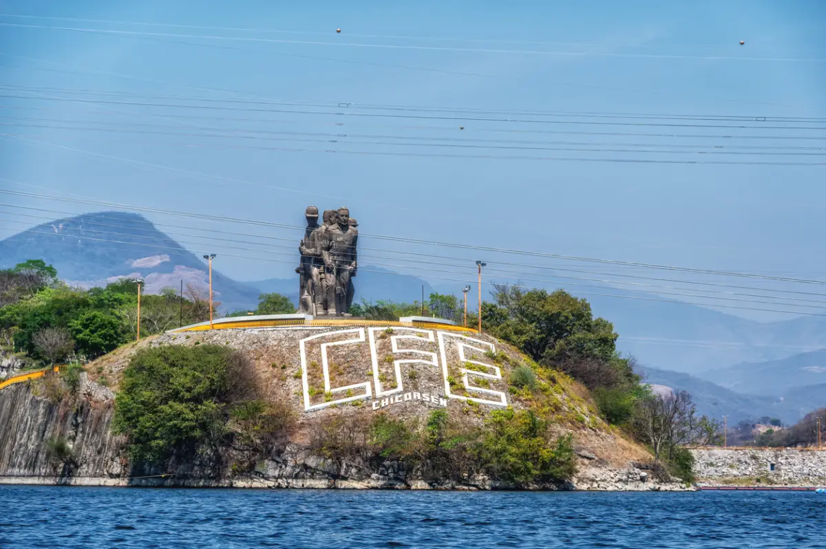 Siglas de CFE en un cañón en una de sus hidroeléctricas ubicadas en Tuxtla Gutiérrez, Chiapas.