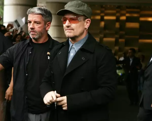Bono se hizo acompañar de personal de seguridad para atender a sus fans.