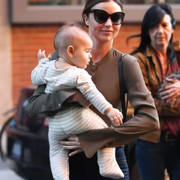 Con su outfit a rayas.