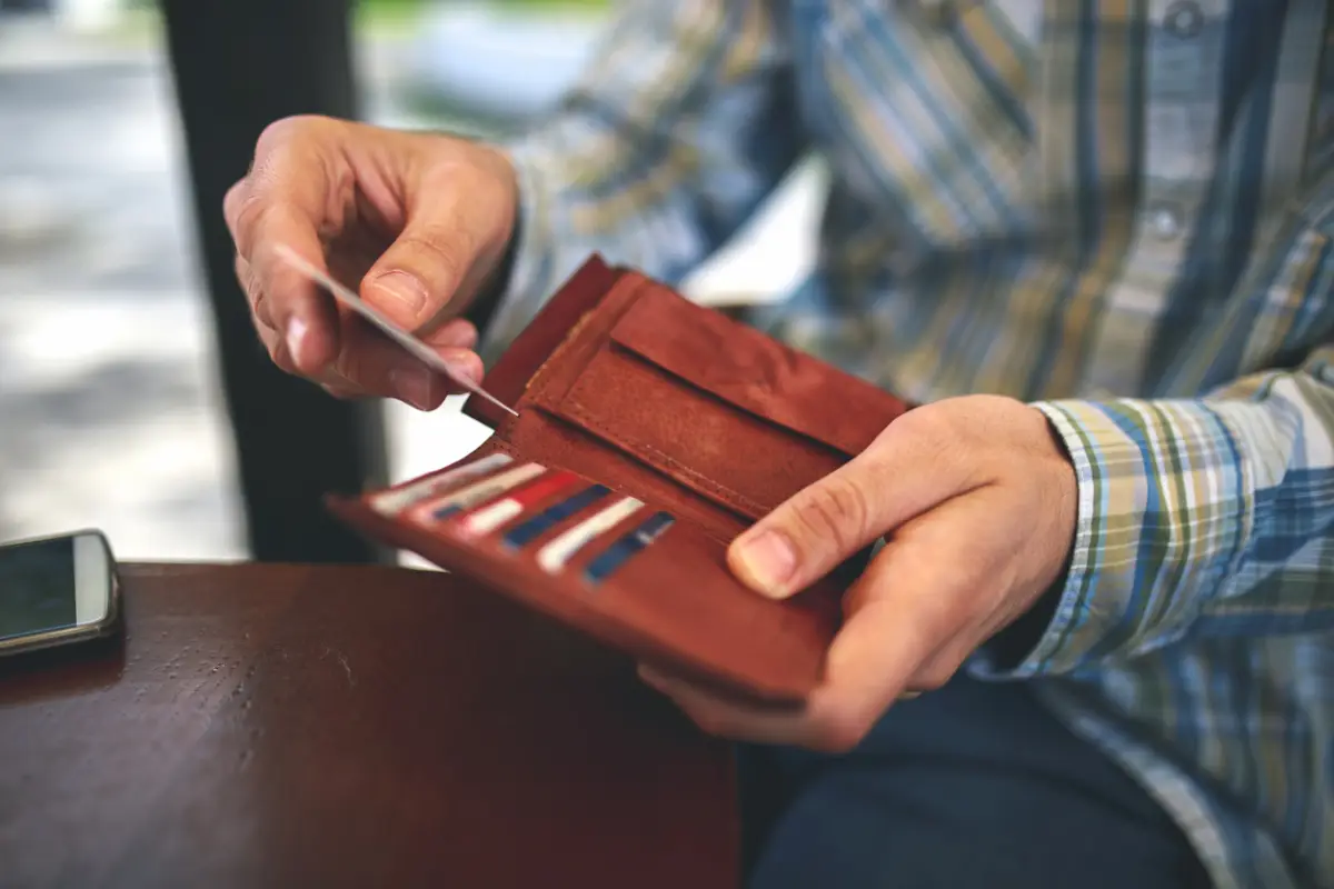 jovenes tienen hasta 5 tarjetas de credito