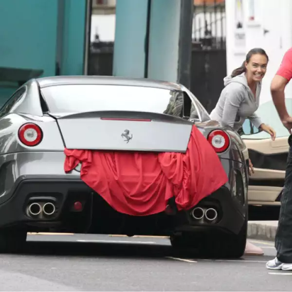 Parecía niña con juguete nuevo en las calles de Londres. Y es que un Ferrari no es cualquier auto...