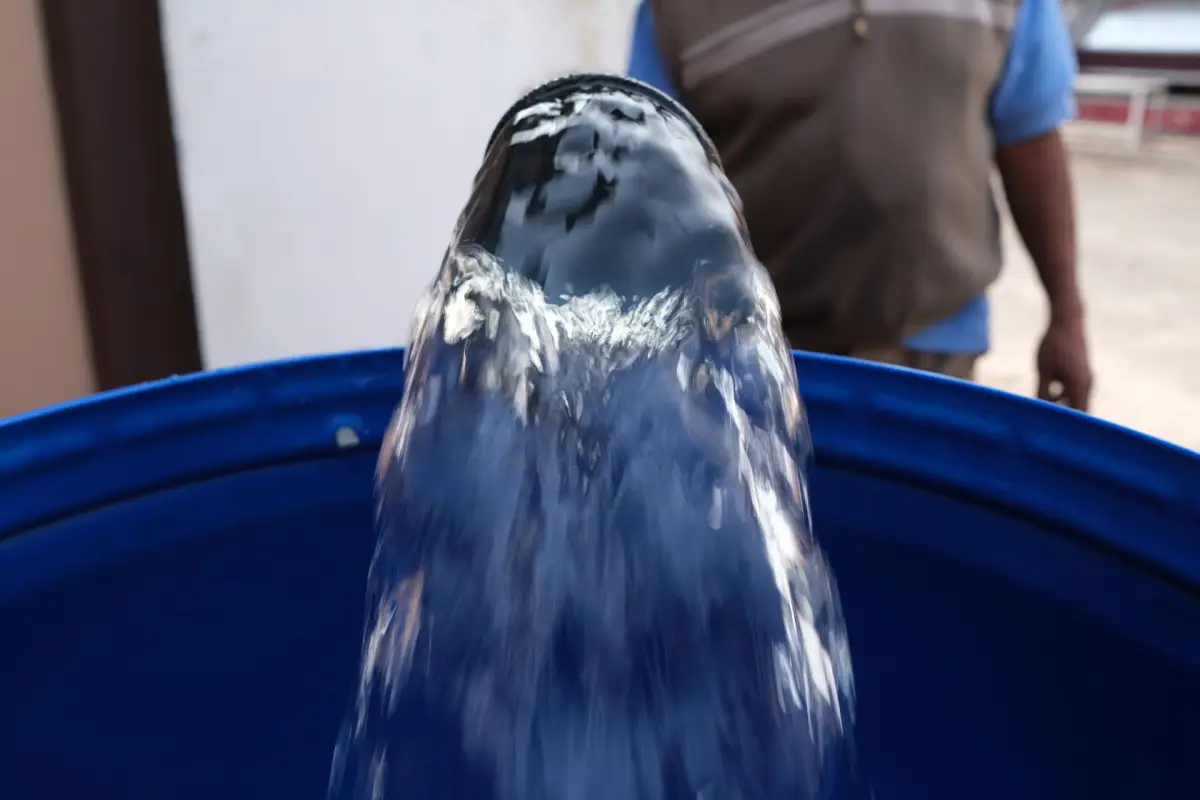 Vecinos de la colonia Agrarista reciben el suministro de agua del servicio de las pipas de agua.